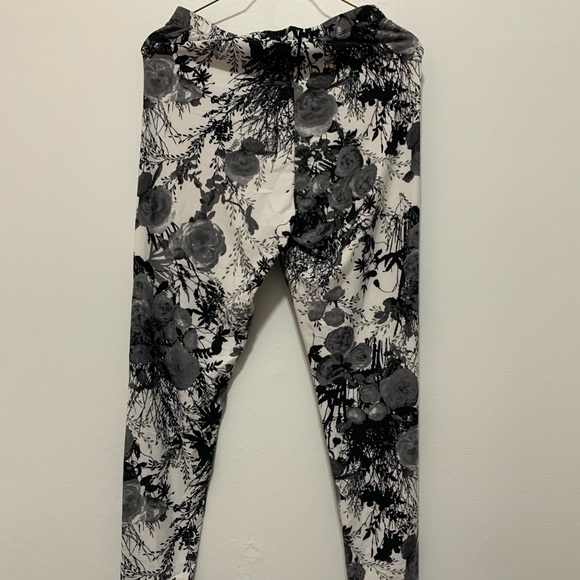 Black and white flower pattern leggings - Picture 2 of 2